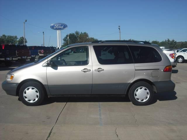 Toyota Sienna LE - 4x2 MiniVan