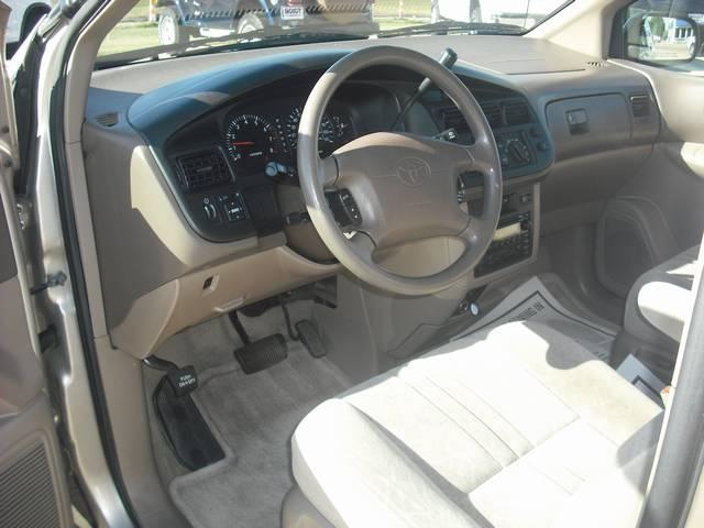 Toyota Sienna 2000 photo 1