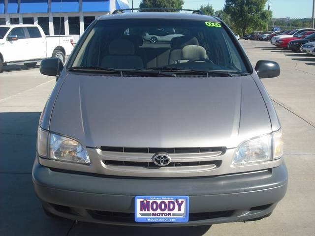 Toyota Sienna 2000 photo 3
