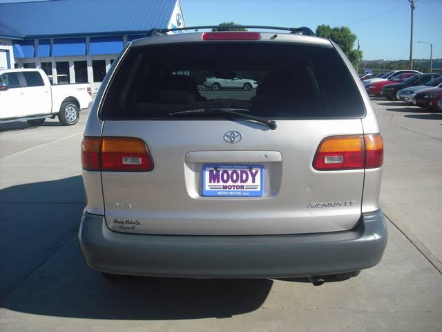 Toyota Sienna 2000 photo 5