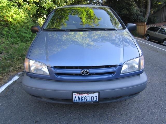 Toyota Sienna 2000 photo 3