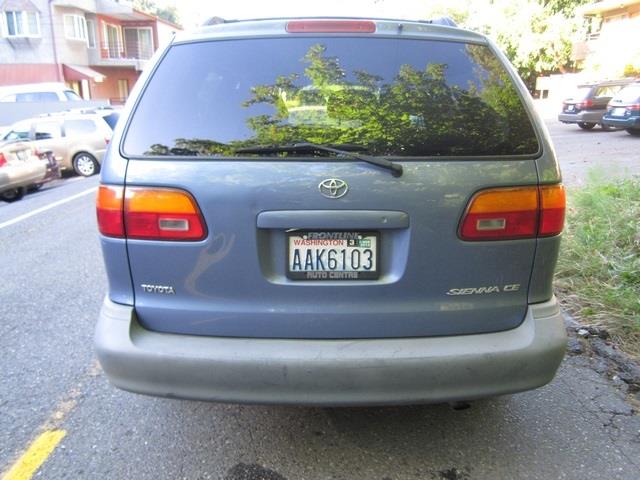 Toyota Sienna 2000 photo 4