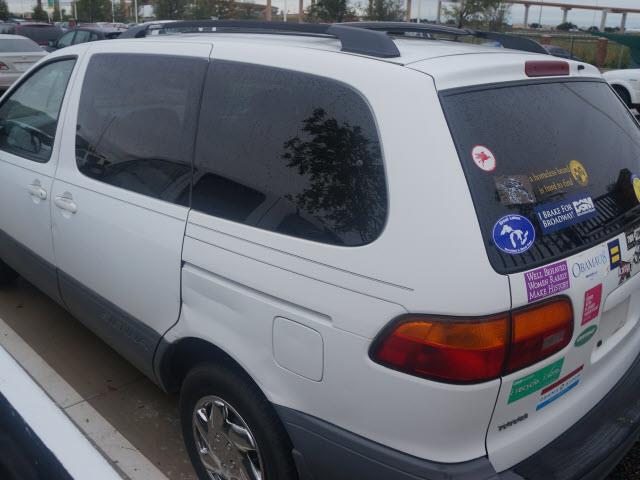 Toyota Sienna 2000 photo 1
