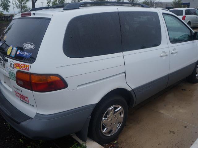 Toyota Sienna 2000 photo 2