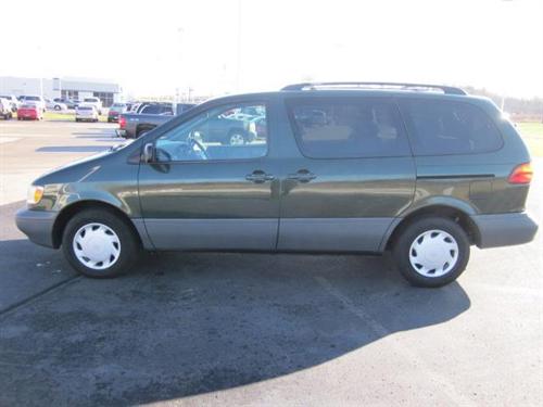 Toyota Sienna 2000 photo 2