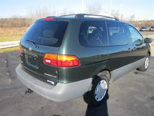 Toyota Sienna 2000 photo 3
