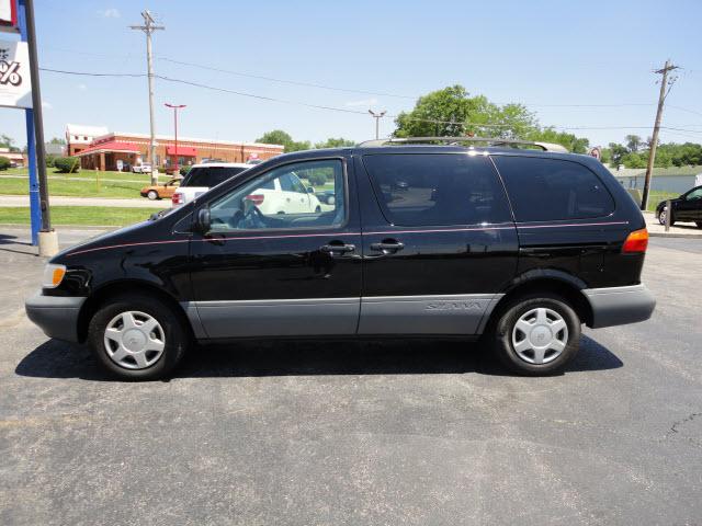 Toyota Sienna 2000 photo 1