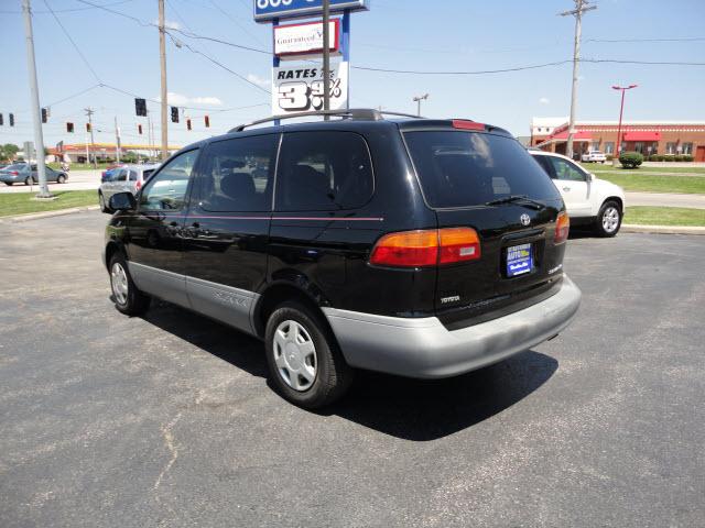 Toyota Sienna 2000 photo 2