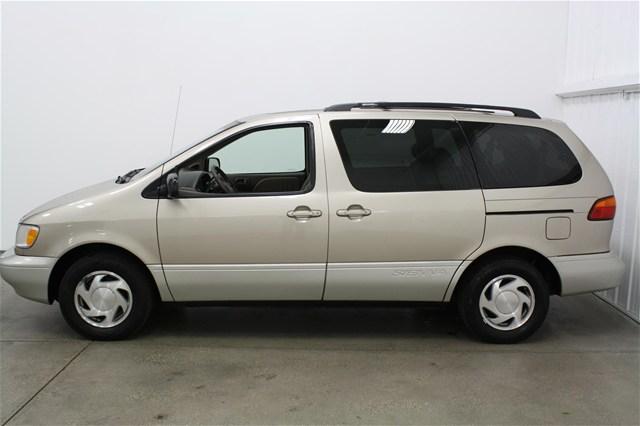 Toyota Sienna 2000 photo 1