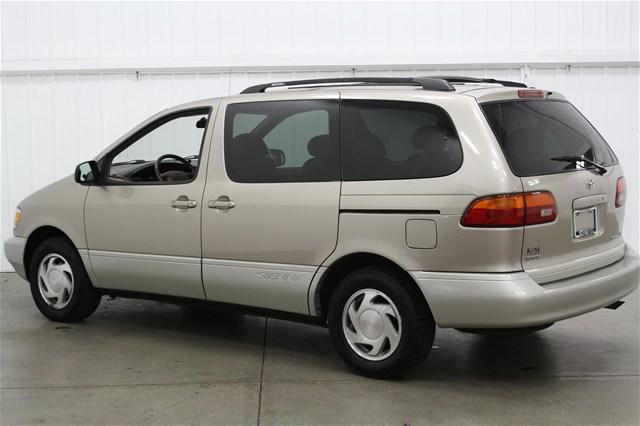 Toyota Sienna 2000 photo 2