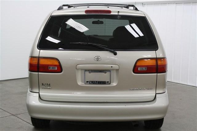 Toyota Sienna 2000 photo 3