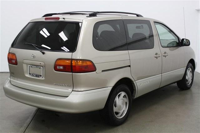Toyota Sienna 2000 photo 4