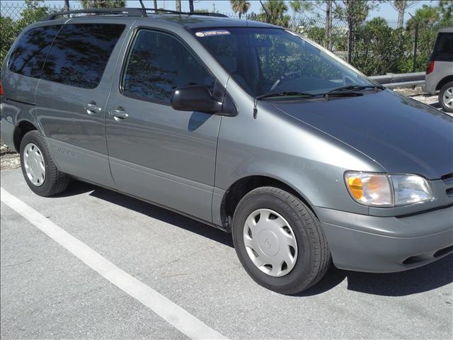 Toyota Sienna 2000 photo 1