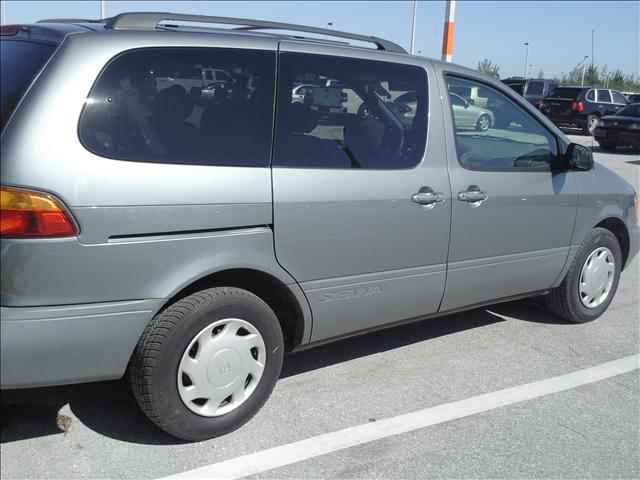Toyota Sienna 2000 photo 2