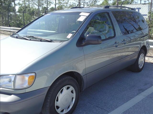 Toyota Sienna 2000 photo 3