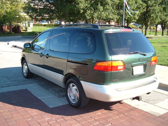 Toyota Sienna 2000 photo 1
