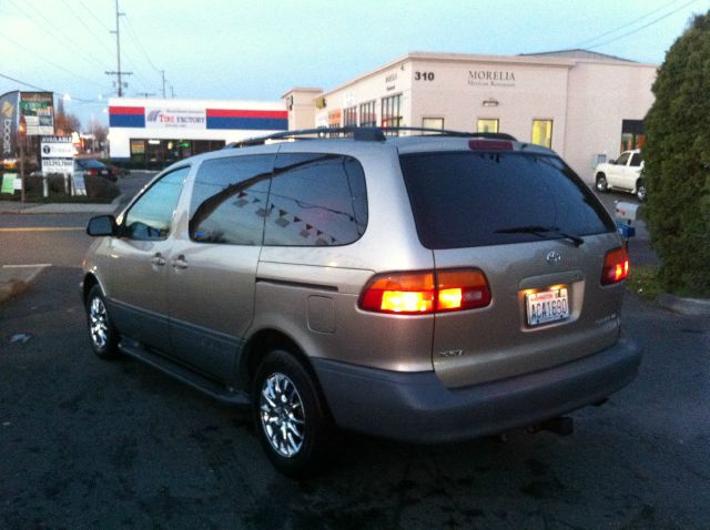 Toyota Sienna 2000 photo 1