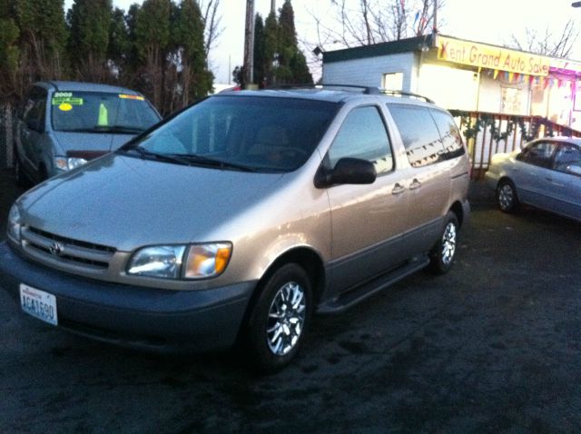 Toyota Sienna 2000 photo 2