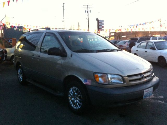 Toyota Sienna 2000 photo 3