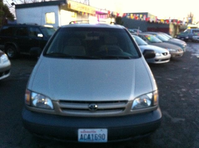 Toyota Sienna 2000 photo 4