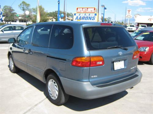 Toyota Sienna 2000 photo 1