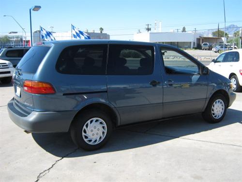 Toyota Sienna 2000 photo 2