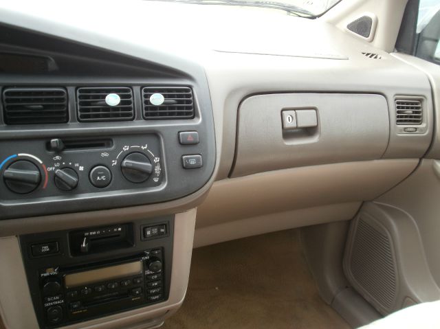 Toyota Sienna 2000 photo 2