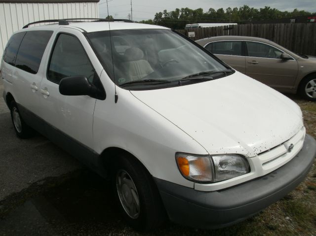 Toyota Sienna 2000 photo 4