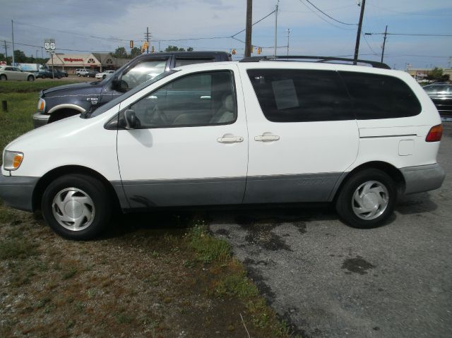 Toyota Sienna 2000 photo 7