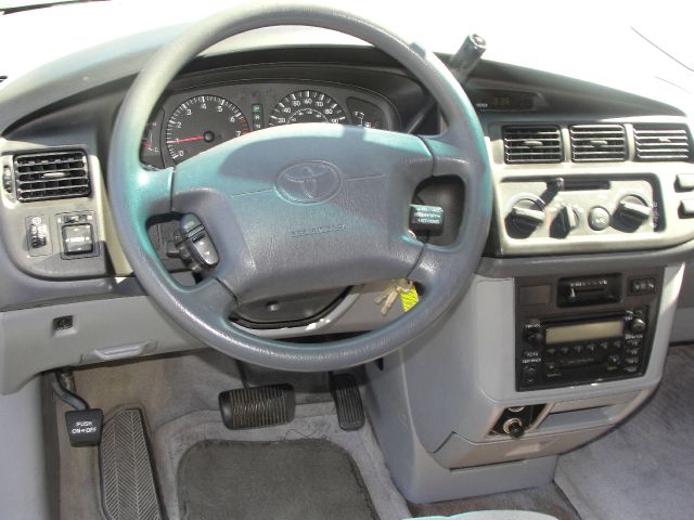 Toyota Sienna 2000 photo 1