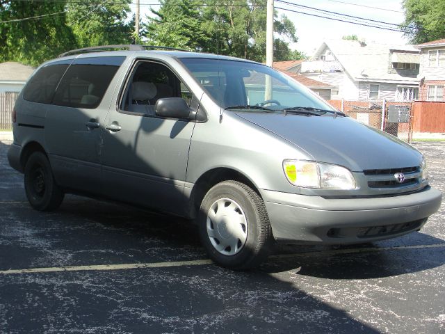 Toyota Sienna 2000 photo 2