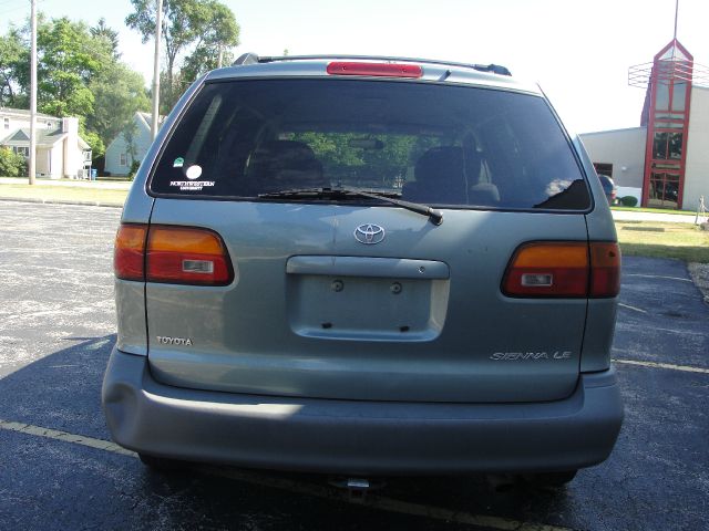 Toyota Sienna 2000 photo 3