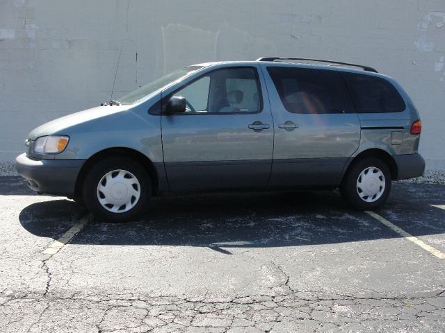 Toyota Sienna 2000 photo 4