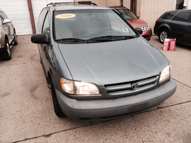 Toyota Sienna 2000 photo 3