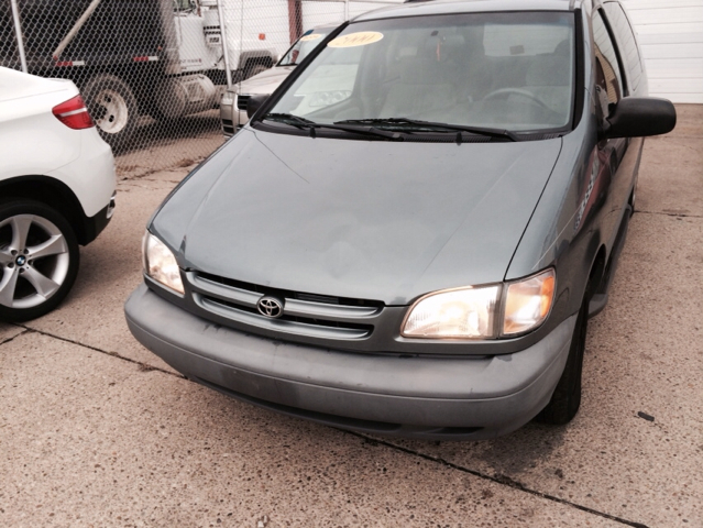 Toyota Sienna 2000 photo 4