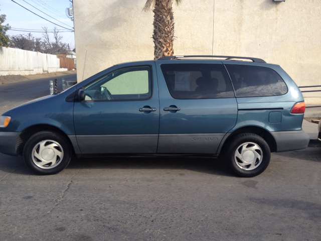 Toyota Sienna 2000 photo 1
