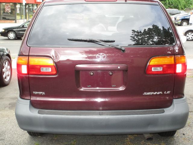 Toyota Sienna 2000 photo 2