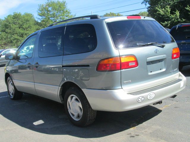 Toyota Sienna LE - 4x2 MiniVan