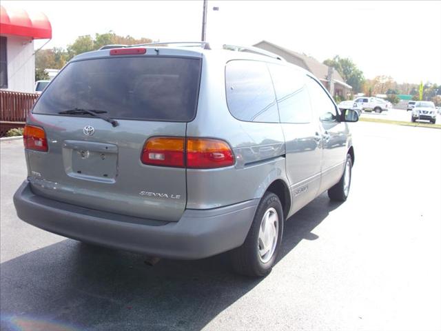 Toyota Sienna 2000 photo 1