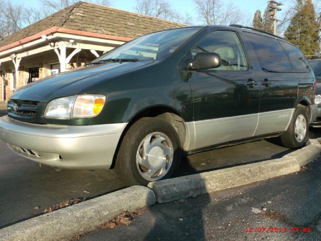 Toyota Sienna 2000 photo 2