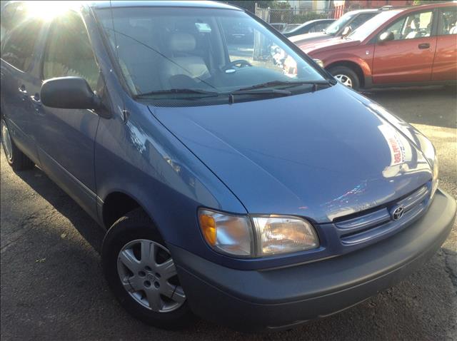 Toyota Sienna 2000 photo 1