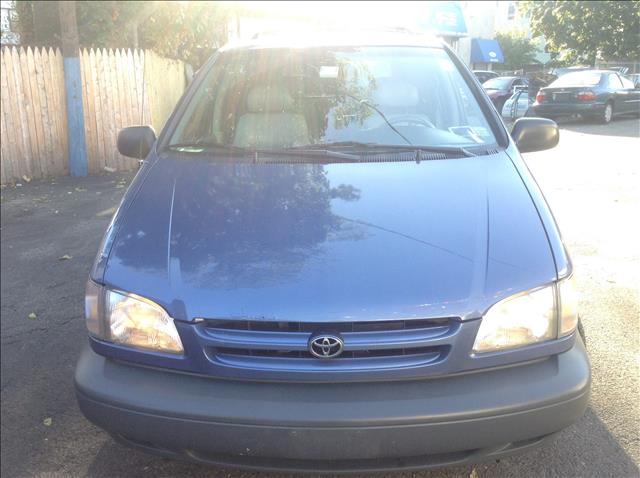 Toyota Sienna 2000 photo 2