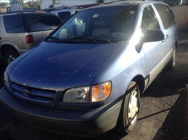 Toyota Sienna 2000 photo 3
