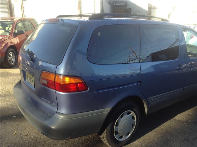 Toyota Sienna 2000 photo 4