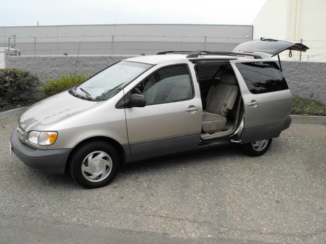 Toyota Sienna 2000 photo 1
