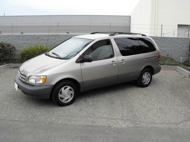 Toyota Sienna 2000 photo 4
