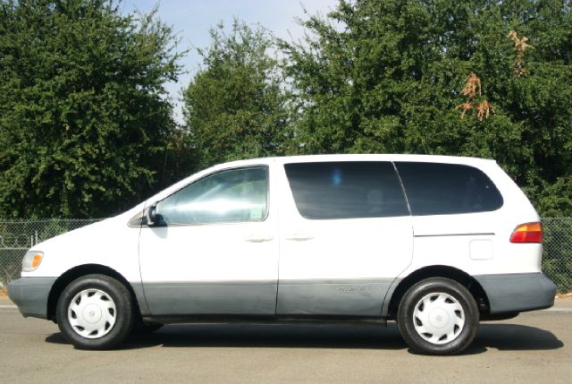 Toyota Sienna 2000 photo 1