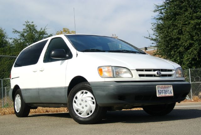 Toyota Sienna 2000 photo 2