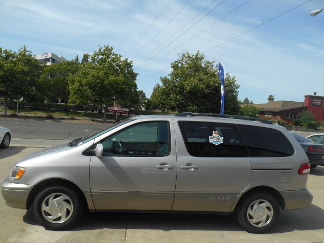 Toyota Sienna 2001 photo 2
