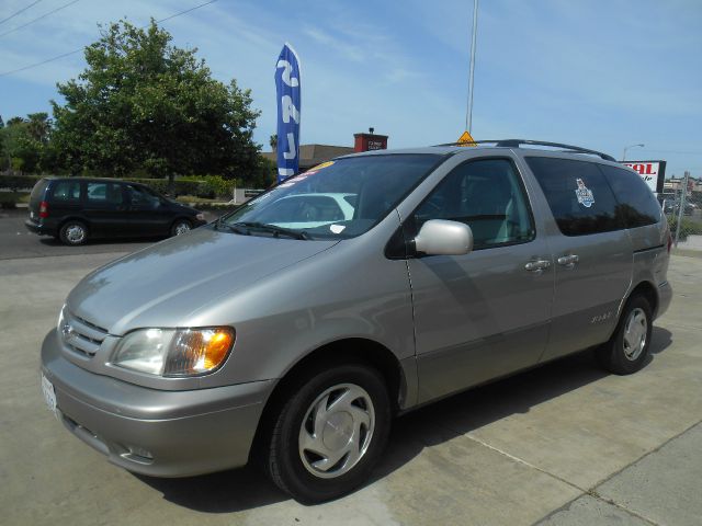 Toyota Sienna 2001 photo 3